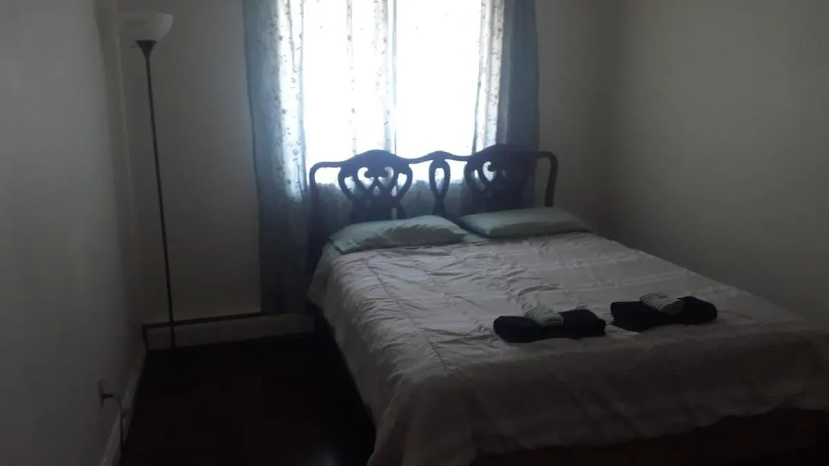 Cozy & Bright Private One-Bed Rm Apartment Edmonton